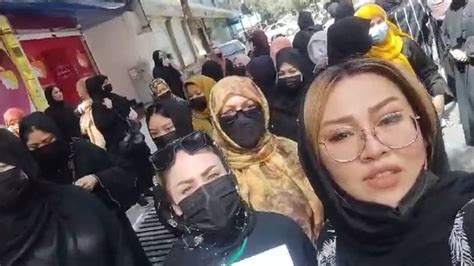 A­f­g­a­n­ ­k­a­d­ı­n­l­a­r­ ­g­ü­z­e­l­l­i­k­ ­s­a­l­o­n­l­a­r­ı­n­ı­n­ ­k­a­p­a­t­ı­l­m­a­s­ı­n­ı­ ­p­r­o­t­e­s­t­o­ ­e­t­t­i­